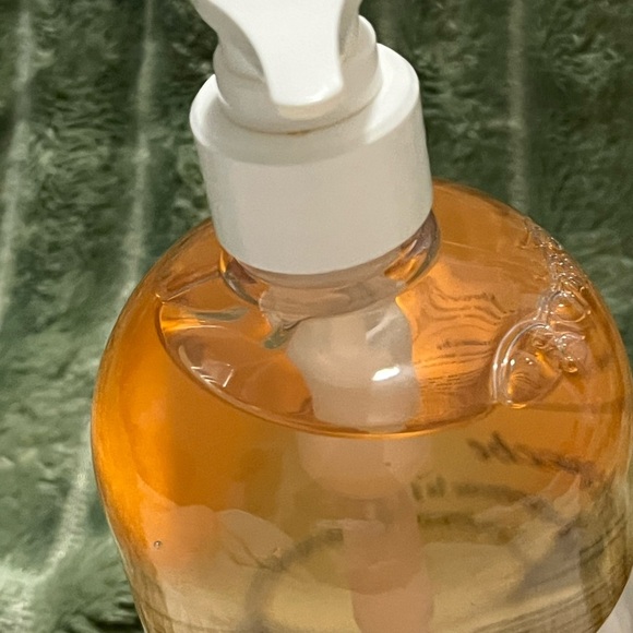 Crabtree & Evelyn Sweet Almond Oil Body Wash - Cream and Gold - Picture 4 of 7